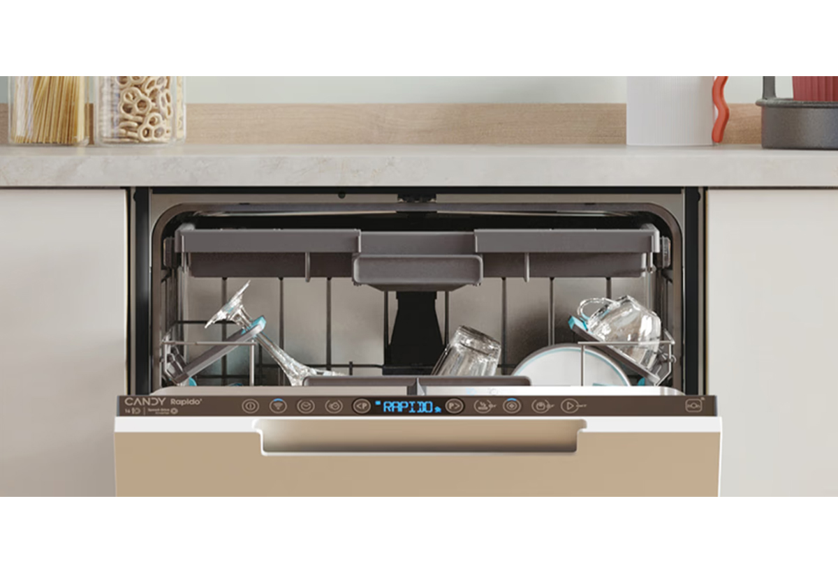 Απεικονίζονται πιάτα και ποτήρια να στεγνώνουν σε ανοιχτό κάδου πλυντηρίου.